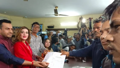 আওয়ামী লীগ সভাপতির ধানমন্ডির রাজনৈতিক কার্যালয় থেকে মনোনয়ন ফরম সংগ্রহ করেন মাহি। ছবি: ইত্তেফাক।