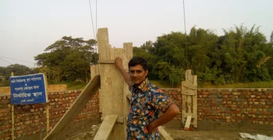 নির্মলেন্দু গুণ প্রতিষ্ঠিত কবিতাকুঞ্জ&rsquo;র নির্মাণের দায়িত্ব পালনকালে কবি এনামূল হক পলাশ