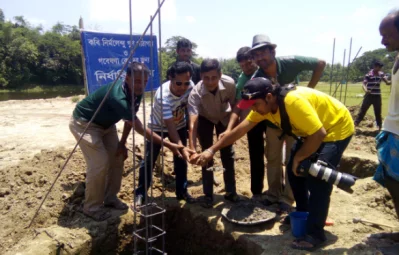 নির্মলেন্দু গুণ প্রতিষ্ঠিত &lsquo;কবিতাকুঞ্জ&rsquo;র নির্মাণের সূচনা কাজে কবি এনামূল হক পলাশ