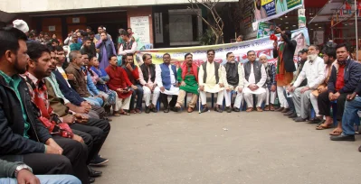 কেন্দ্রীয় কার্যালয়ের সামনে আওয়ামী লীগের নেতা-কর্মীরা অবস্থান নিয়েছেন। ছবি: ফোকাস বাংলা&nbsp;