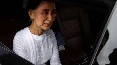 তাকে রাজধানী নেপিডোর একটি কারাগারে নির্জন কারাগারে রাখা হয়েছে এবং তার বিচার বন্ধ দরজার পিছনে হয়েছে।