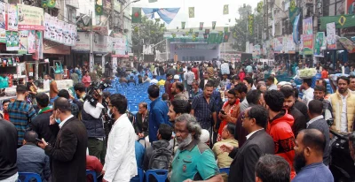 কেন্দ্রীয় কার্যালয়ের সামনে আওয়ামী লীগের নেতা-কর্মীরা অবস্থান নিয়েছেন। ছবি: ফোকাস বাংলা&nbsp;