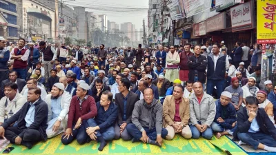 নয়াপল্টনের রাস্তায় জুমার নামাজ আদায় করেন বিএনপি নেতা-কর্মীরা। ছবি: সংগৃহীত
