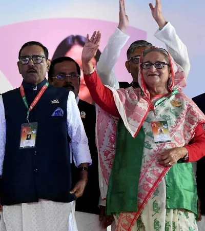 আওয়ামী লী&zwnj;গের জাতীয় কাউন্সিলে ওবায়দুল কাদের ও শেখ হাসিনা। ছবি: সংগৃহীত