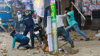 নয়াপল্টনে পুলিশের ওপর হামলা। ছবি: ডয়চে ভেলে