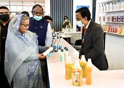 বাণিজ্য মেলা ঘুরে দেখছেন প্রধানমন্ত্রী শেখ হাসিনা। ছবি: ফোকাস বাংলা