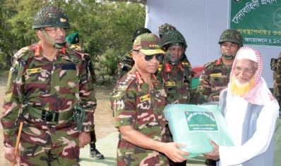 অসহায় ও দুস্থ পরিবারের মাঝে শীতবস্ত্র বিতরণ করেন সেনাবাহিনী প্রধান