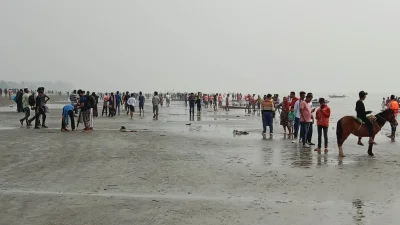 কুয়াকাটা সমুদ্র সৈকতে ভিড় জমিয়েছে পর্যটকরা। ছবি: ইত্তেফাক