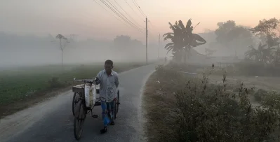 শীতে ভোগান্তিতে পড়েছেন কর্মজীবী মানুষেরা। ছবি: ইত্তেফাক