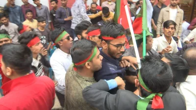 দুই গ্রুপের হাতাহাতি। ছবি: ইত্তেফাক