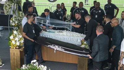 সান্তোস ক্লাবের ভিলা বেলমিরো স্টেডিয়ামে আনা হয়  ব্রাজিল কিংবদন্তি পেলের কফিন।