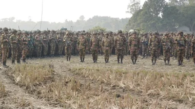 টাঙ্গাইলের দেলদুয়ার উপজেলায় সেনাবাহিনীর শীতকালীন বহিরঙ্গণ অনুশীলনের চূড়ান্ত মহড়া প্রত্যক্ষ করেন সেনাবাহিনী প্রধান জেনারেল এস এম শফিউদ্দিন আহমেদ।