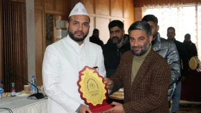  পুরষ্কার হাতে বাংলাদেশের সুফি নেতা সৈয়দ তৈয়বুল বাশার
