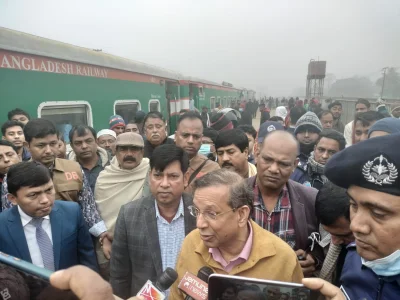 আন্তঃনগর মহানগর এক্সপ্রেস ট্রেনে সকালে আখাউড়া পৌঁছেন আইনমন্ত্রী। ছবি: ইত্তেফাক