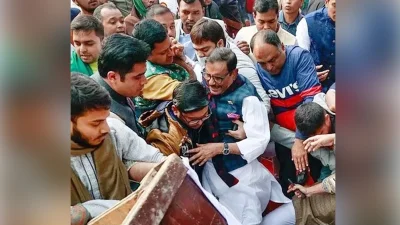 মঞ্চ ভেঙে পড়েন ওবায়দুল কাদের।