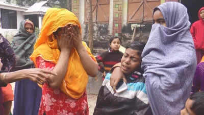 নিহত কৃষক ও ভ্যানচালক কামালের স্বজনদের আহাজারি। ছবি: ইত্তেফাক