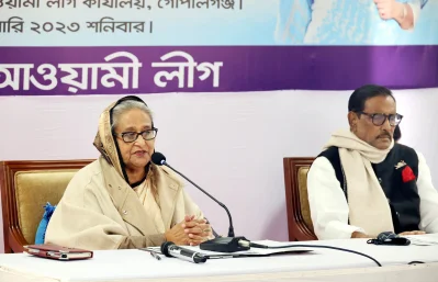 বক্তব্য রাখছেন প্রধানমন্ত্রী শেখ হাসিনা, পাশে আওয়ামী লীগের সাধারণ সম্পাদক ওবায়দুল কাদের। ছবি: ফোকাস বাংলা