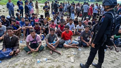 অবৈধভাবে মিয়ানমার ছেড়ে যাওয়ার চেষ্টা করায় দেশটির একটি আদালত ১১২ সংখ্যালঘু রোহিঙ্গা নাগরিককে কারাদণ্ড দিয়েছেন।