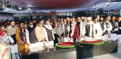 বঙ্গবন্ধু শেখ মুজিবুর রহমানের প্রতিকৃতিতে আওয়ামী লীগের শ্রদ্ধা নিবেদন। ছবি: ফোকাস বাংলা