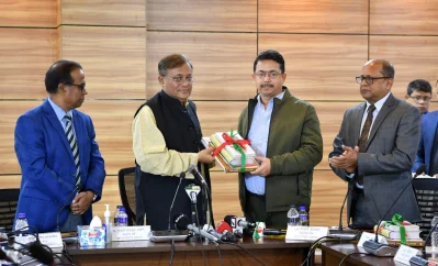 বৈঠক শেষে তথ্যমন্ত্রী ভারতীয় সাংবাদিকদের বঙ্গবন্ধু, বাংলাদেশ, শেখ হাসিনার ওপর পাঁচটি বইয়ের একটি করে সেট উপহার দেন। ছবি: সংগৃহীত