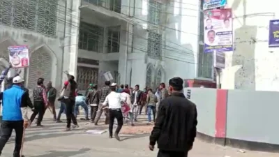ফরিদপুরে বিএনপির সঙ্গে যুবলীগ-ছাত্রলীগের ধাওয়া-পাল্টা ধাওয়া।