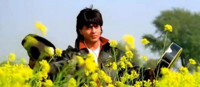 &lsquo;দিলওয়ালে দুলহানিয়া লে জায়েঙ্গে&rsquo; সিনেমায় শাহরুখের সিগনেচার স্টাইলে পোজ। সংগৃহীত ছবি
