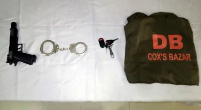 পুলিশের ব্যবহৃত বিভিন্ন সরঞ্জাম উদ্ধার করা হয়েছে