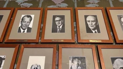 প্যারিস চুক্তির জন্য শুধু কিসিঞ্জারকে পুরস্কার দেওয়াটা যথার্থ মনে হয় না, এই চিন্তা করেই তারা থো এর নামও জুড়ে দেন।