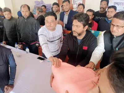 দুর্গম চরের শীতার্ত মানুষদের শীতবস্ত্র তুলে দিচ্ছেন নিক্সন চৌধুরী। ছবি: ইত্তেফাক