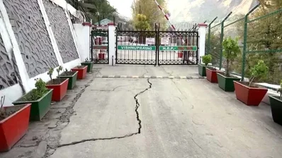 জোশীমঠ যে চামোলি জেলায় অবস্থিত, সেখানকার প্রশাসন পরিস্থিতি নিয়ে নিয়মিত একটি বুলেটিন জারি করছে।