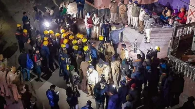 তবে বিপজ্জনক বাড়িগুলোর বাসিন্দারা গত কয়েকদিন ধরেই ক্ষতিপূরণের দাবীতে বিক্ষোভ দেখাচ্ছেন।