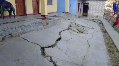 বিপজ্জনক এলাকাগুলোর বাসিন্দারা ছাড়াও গোটা জোশীমঠের মানুষই আতঙ্কে রয়েছেন যে কখন না তাদের বাড়ি ভেঙে পড়ে।