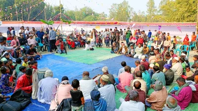 দূর-দূরান্ত থেকে আসা হাজারো মানুষের সমাগমে মুখরিত হয়ে ওঠে মেলা প্রাঙ্গণ। ছবি: ইত্তেফাক