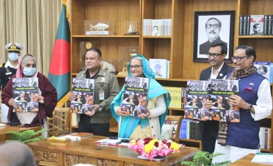 বইয়ের মোড়ক উন্মোচন করেন প্রধানমন্ত্রী শেখ হাসিনা। ছবি: ফোকাস বাংলা