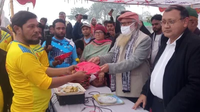 বিজয়ীদের হাতে পুরষ্কার তুলে দিচ্ছেন সাহিত্য একাডেমির সভাপতি কবি জয়দুল হোসেন