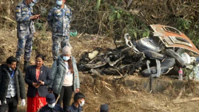 নেপালের পোখারা আন্তর্জাতিক বিমানবন্দরে ৭২ জন যাত্রী নিয়ে বিধ্বস্ত হওয়া বিমানের ধ্বংসাবশেষ থেকে ককপিট ভয়েস রেকর্ডার ও ফ্লাইট ডেটা রেকর্ডার খুঁজে পেয়েছেন উদ্ধারকর্মীরা।