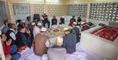 দোয়া মাহফিলে দৈনিক ইত্তেফাক গ্রুপ অব পাবলিকেশন্সের চেয়ারম্যান আনোয়ার হোসেন মঞ্জু এমপিসহ অন্যান্যরা। ছবি: ছবি: আব্দুল গনি
