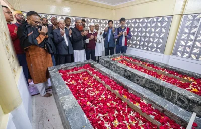 কবর জিয়ারত করছেন মরহুমার কনিষ্ঠ পুত্র দৈনিক ইত্তেফাক গ্রুপ অব পাবলিকেশন্সের চেয়ারম্যান আনোয়ার হোসেন মঞ্জু এমপিসহ অন্যান্যরা। ছবি: আব্দুল গনি