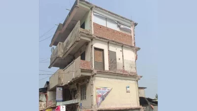 চট্টগ্রামে হেলে পড়া চারতলা ভবন