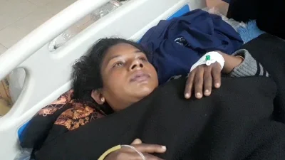 হাসপাতালের বিছানায় তিন সন্তানের মা যুথী আক্তার। ছবি: ইত্তেফাক