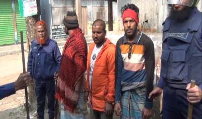 দুপক্ষের সংঘর্ষে অতিরিক্ত পুলিশ মোতায়েন ছবি: ইত্তেফাক 
