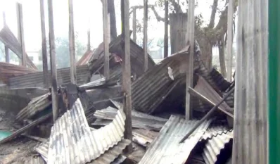 তুচ্ছ ঘটনায় দুপক্ষের সংঘর্ষে আশুগঞ্জে বসতবাড়িতে অগ্নিসংযোগ। ছবি: ইত্তেফাক 
