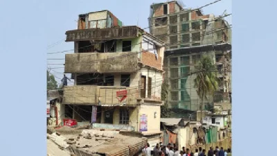 চট্টগ্রামে হেলে পড়া চারতলা ভবন