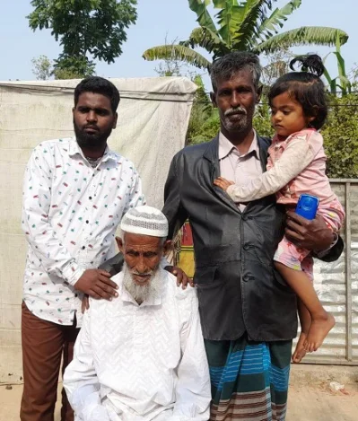 সপরিবারে দেশে ফেলা আমজদ আলী। ছবি: ইত্তেফাক