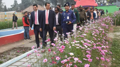 ফুলমেলা উদ্বোধন শেষে ফুলবাগান ঘুরে দেখেন জেলা প্রশাসক। ছবি: ইত্তেফাক