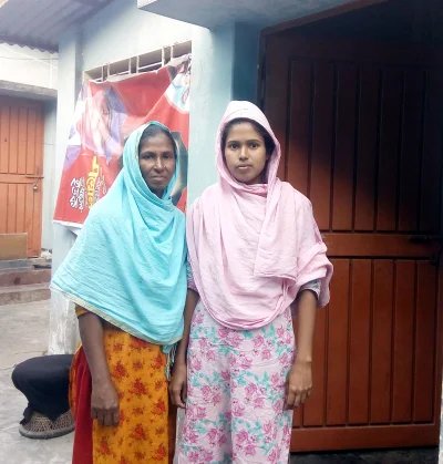 মা শাহিদা বেগমের সঙ্গে ক্রিকেটার স্বর্ণা। ছবি: ইত্তেফাক