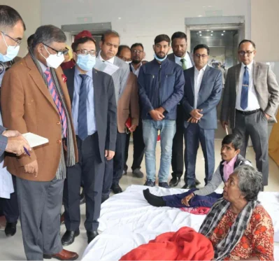 হাসপাতাল পরিদর্শন করছেন স্বাস্থ্যমন্ত্রী। ছবি: ইত্তেফাক