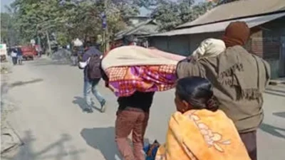 বাবা ও ছেলের মৃতদেহ কাঁধে নিয়ে রাস্তা দিয়ে হাঁটার দৃশ্য সামাজিক মাধ্যমে ভাইরাল হয়। এরপরই সক্রিয় হয় জলপাইগুড়ি অ্যাম্বুল্যান্স অ্যাসোসিয়েশন।&nbsp;