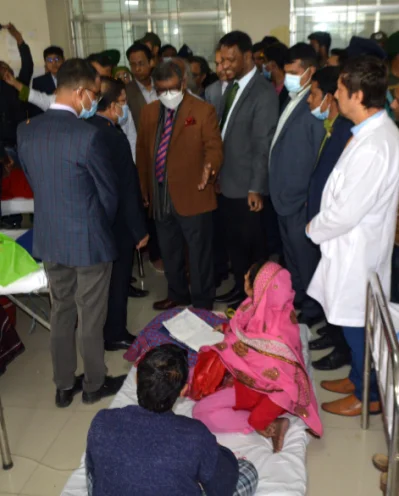 বরিশালে হাসপাতাল পরিদর্শন করছেন স্বাস্থ্যমন্ত্রী। ছবি: ইত্তেফাক