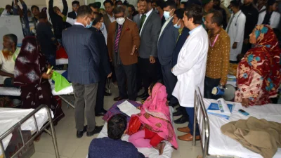 হাসপাতাল পরিদর্শনকালে রোগীদের সঙ্গে কথা বলছেন স্বাস্থ্যমন্ত্রী। ছবি: ইত্তেফাক